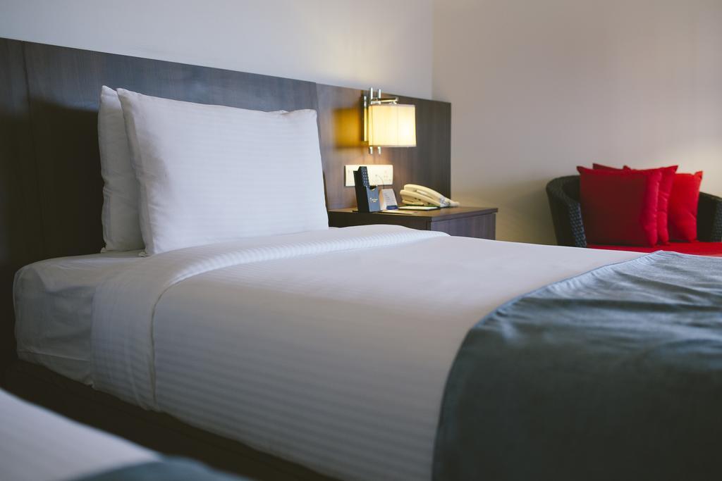 Sand & Sandals Desaru Beach Resort & Spa Exterior foto A bed with a telephone