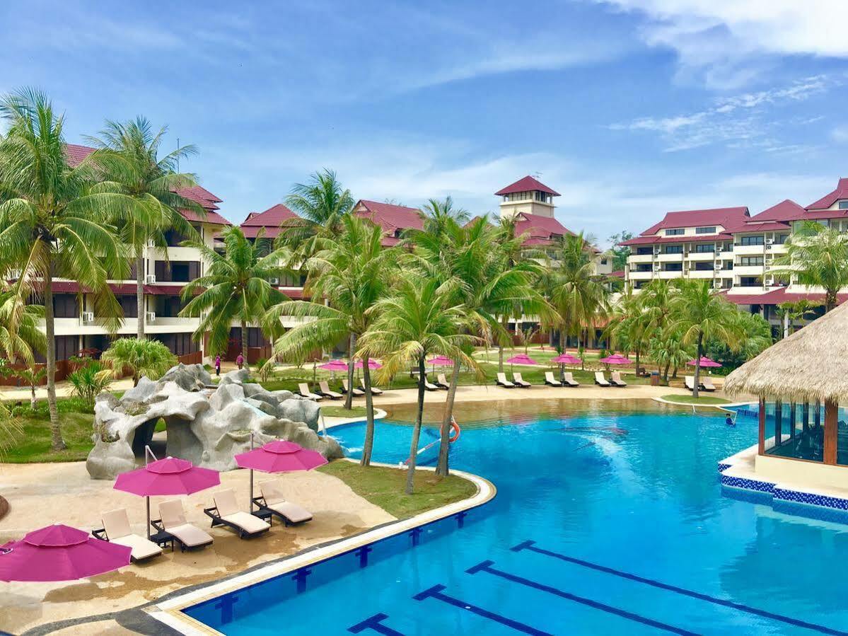 Sand & Sandals Desaru Beach Resort & Spa Exterior foto The swimming pool at the resort